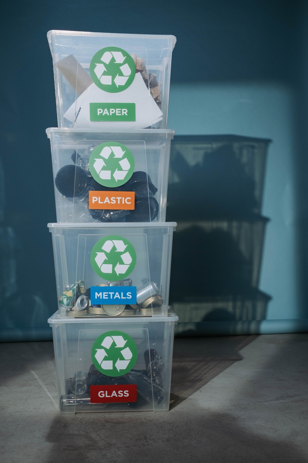Nach Papier, Kunststoff, Metall und Glas getrennte Wertstoffe in Sammelboxen