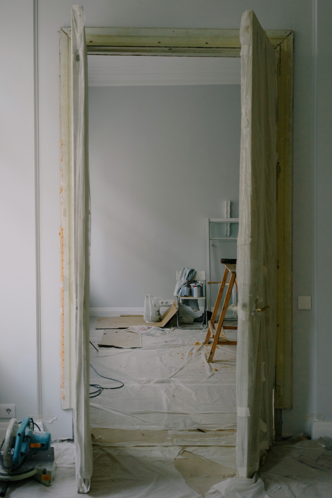 Renovierungsarbeiten in einem leergeräumten Zimmer