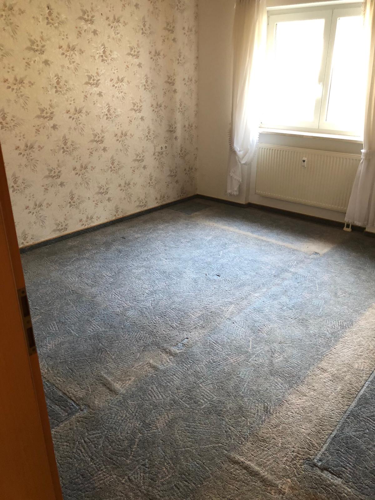 Schlafzimmer mit Vollholz-Einrichtung nach der Räumung, besenrein
