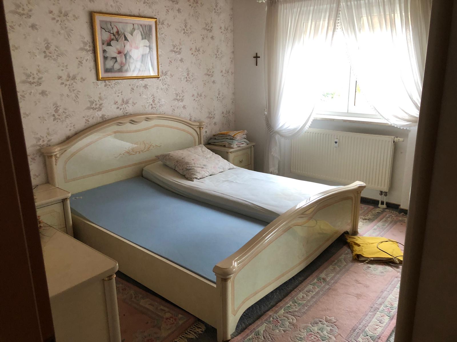 Eingerichtetes Schlafzimmer vor der Haushaltsauflösung
