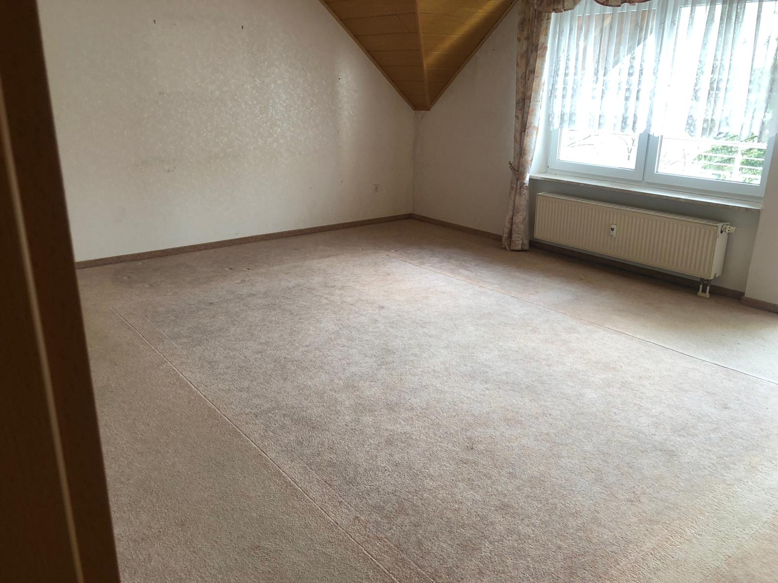 Derselbe Raum nach der Räumung, leer und besenrein