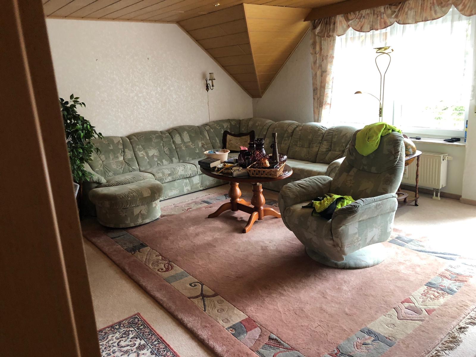 Wohnzimmer vor der Räumung, vollständig möbliert