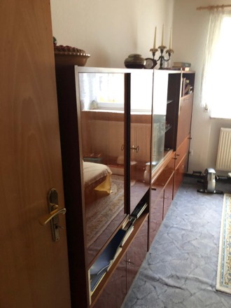 Schlafzimmer mit großer Schrankwand